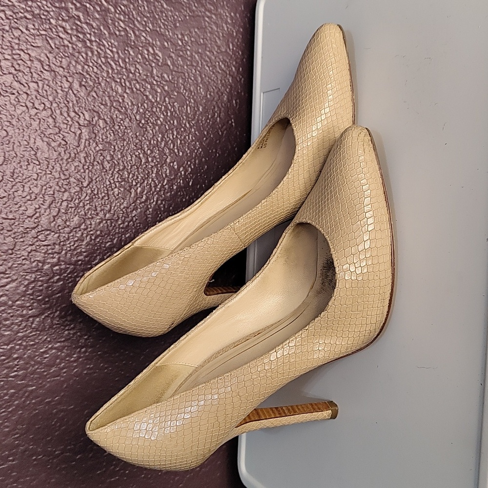 Cole Haan beige cream snakeskin print pumps heels
